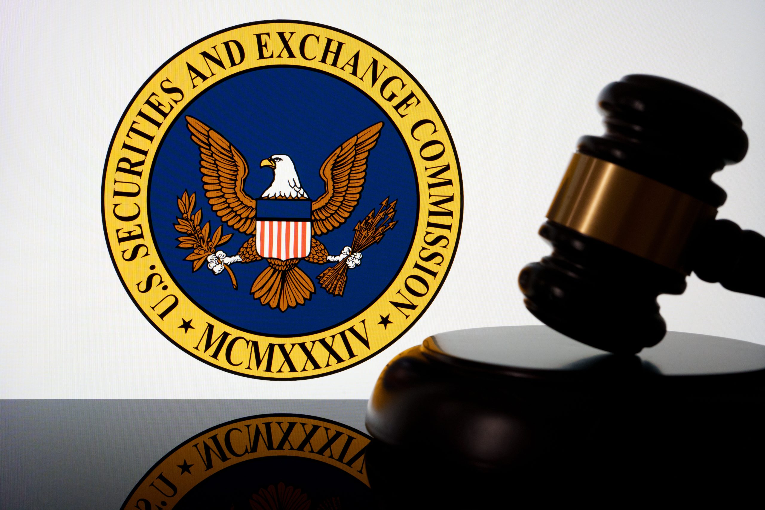 SEC accuses former Wall St. bankers, including BOA employee, of insider trading scheme